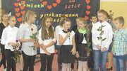 Dzień Edukacji Narodowej w Pakoszach. Uczniowie obdarowali kwiatami nauczycieli