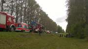 Wypadek na DK 65. Opel zderzył się z passatem i dachował, dwie osoby ciężko ranne