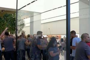 Pierwszy Apple Store na Bliskim Wschodzie. W środku drzewa oliwne