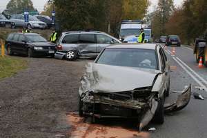 Zderzenie na DK 51. Cztery auta uszkodzone, 23-letnia kobieta w szpitalu