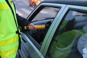Policjanci zatrzymali pijanego kierowcę bez prawa jazdy 