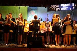 Koncert "Janowi Pawłowi II Śpiewamy" w Gminnym Ośrodku Kultury w Budrach