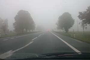 Gęsta mgła na Warmii i Mazurach. IMGW wydaje ostrzeżenie 