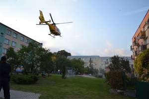 Lądowanie śmigłowca na osiedlu w centrum Olecka 