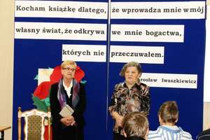 Elżbieta Karlsson i Teresa Dwórznik-Romańska na spotkaniu z młodzieżą w Hartowcu 