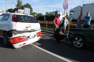 Mazda uderzyła w "elkę" na Sielskiej w Olsztynie. Instruktor w szpitalu