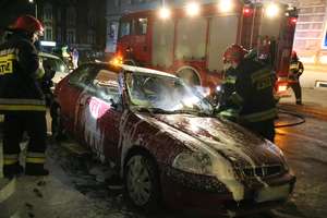Honda spłonęła na Zatorzu w Olsztynie. Policja nie wyklucza podpalenia