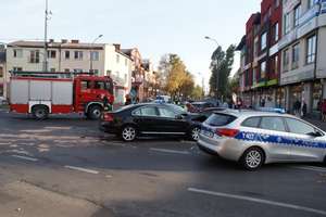 Zderzenie trzech aut. Duże skrzyżowanie w centrum miasta zablokowane