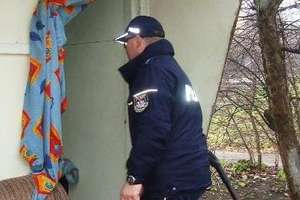 Policjanci pomagają bezdomnym przetrwać zimę 
