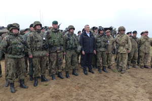 Minister Tomasz Siemoniak na ćwiczeniach wojskowych DRAGON-15