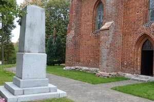 Pomnik poległych żołnierzy po pół wieku wrócił na swoje miejsce
