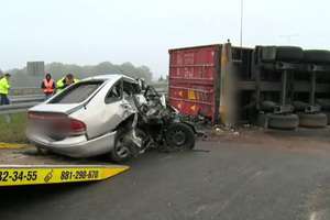 5 osób zginęło w wypadku na A1 pod Ludwinowem. Auto osobowe wjechało w przewróconą naczepę