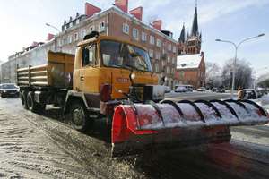 Drogowcy walczyli z atakiem zimy w Olsztynie. Na ulice wyjechał ciężki sprzęt 
