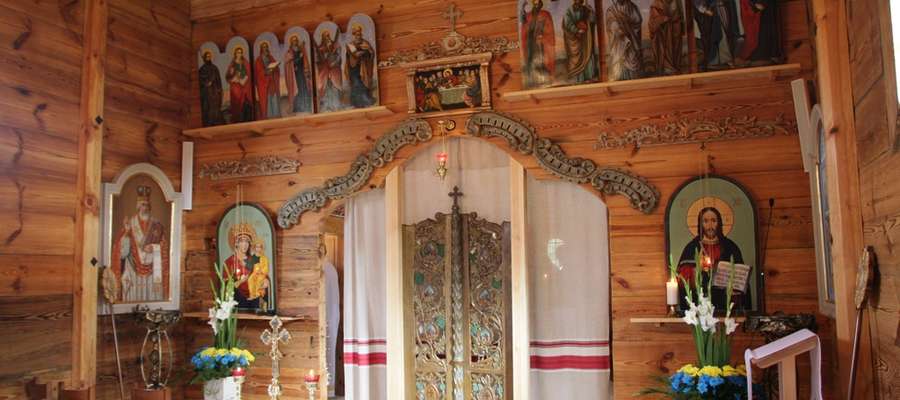 Na zdjęciu wnętrze cerkwi z 1729 roku, która stoi  w Godkowie koło Elblaga. Przeniesiono ją ( dokładniej jej resztki) z Kupnej koło Przemyśla. Po Akcji 'Wisła" urządzono w niej magazyn nawozów. Potem stała pusta i niszczała. Do Godkowa za wiernymi przywędrowała w 2011 roku. Konsekrowana w 2015 roku