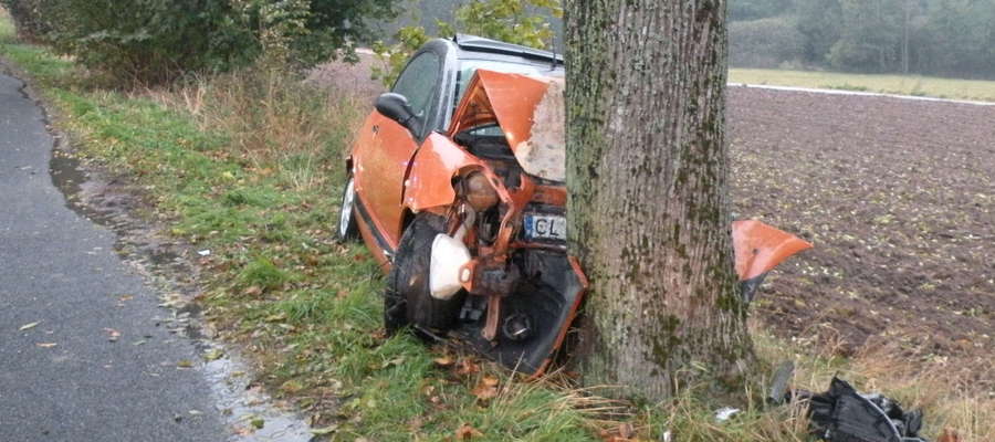 Wypadek samochodu osobowego na drodze powiatowej między Krzemieniewem i Sugajenkiem