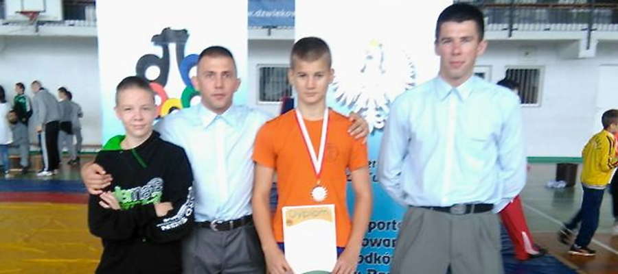 Od lewej: Patryk, trener, Igor i Emilian Rutkowski - sędzia