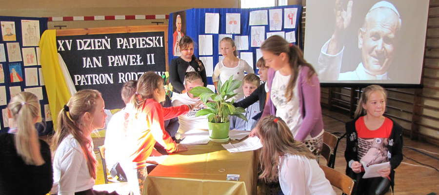 Dzień Papieski w szkole w Biskupcu Pomorskim