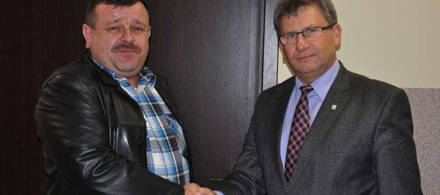 Gratulacje nowo wybranemu sołtysowi (Robert Rzepka z lewej) złożył obecny na zebraniu Burmistrz Susza Krzysztof Pietrzykowski (z prawej)