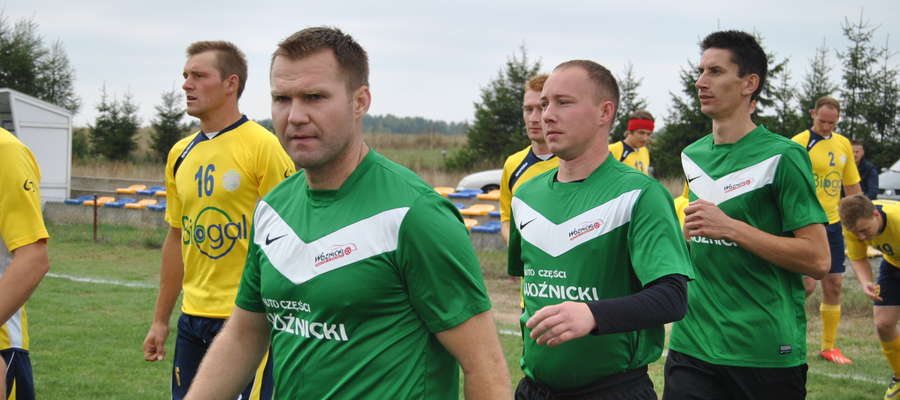 W niedzielę GKS II Wikielec, drużyna grającego trenera Piotra Dymowskiego (pierwszy z lewej) zmierzy się z Ossą Biskupiec Pom.. Będzie to mecz na szczycie w gr. 4 A klasy