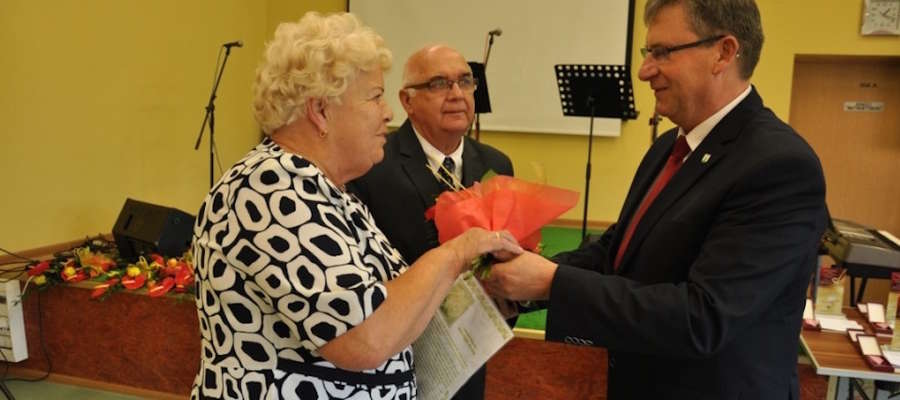 Medale parom małżeńskim z wieloletnim stażem wręczał burmistrz Susza Krzysztof Pietrzykowski