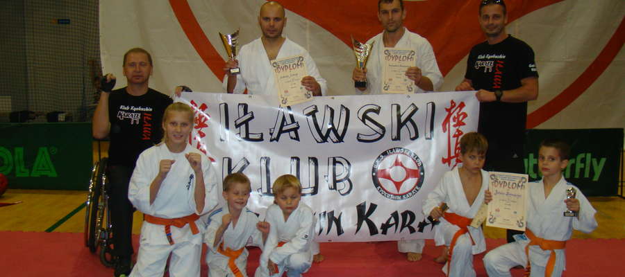 Ekipa z Iławskiego Klubu Kyokushin Karate na zawodach w Ciechanowie