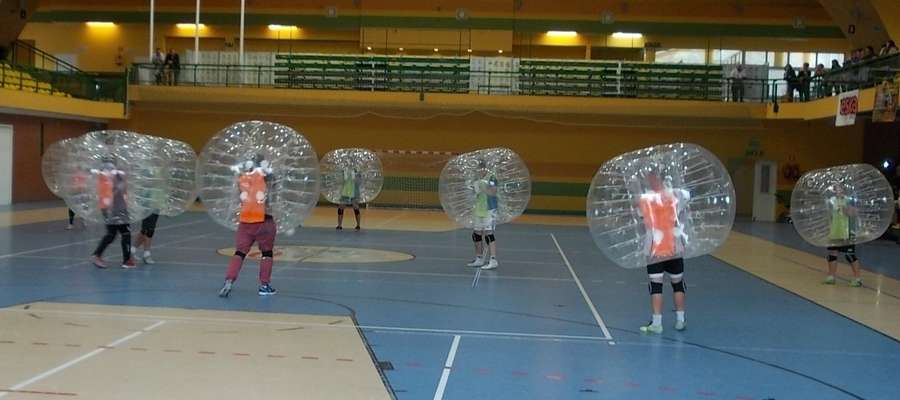Zdjęcie jest ilustracją do artykułu — turniej bubble football rozegrany w lipcu tego roku w Iławie