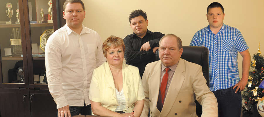 Rodzina Państwa Czajkowskich, Pan Mieczysław z żoną Kazimierą oraz synami (od lewej) Adamem, Marcinem i Bartoszem