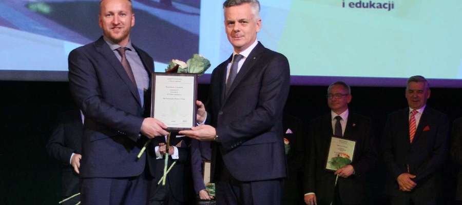Nagrodę z rąk Piotra Żuchowskiego odebrał burmistrz Gołdapi Tomasz Luto (pierwszy z lewej)