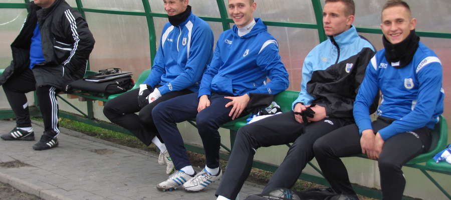 Mecz w Braniewie — zadowolone twarze na ławce rezerwowych olsztyńskiego Stomilu
