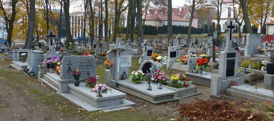 Pod koniec wieku XIX przy dzisiejszej ulicy Wyszyńskiego wygospodarowano teren pod pochówek iławskich katolików. To istniejący jeszcze do dziś cmentarz przy białym kościele