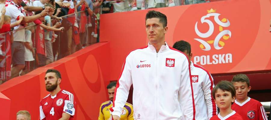 Czy Robert Lewandowski poprowadzi polską reprezentację do finałów mistrzostw Europy? Odpowiedź poznamy najpóźniej w poniedziałek.
