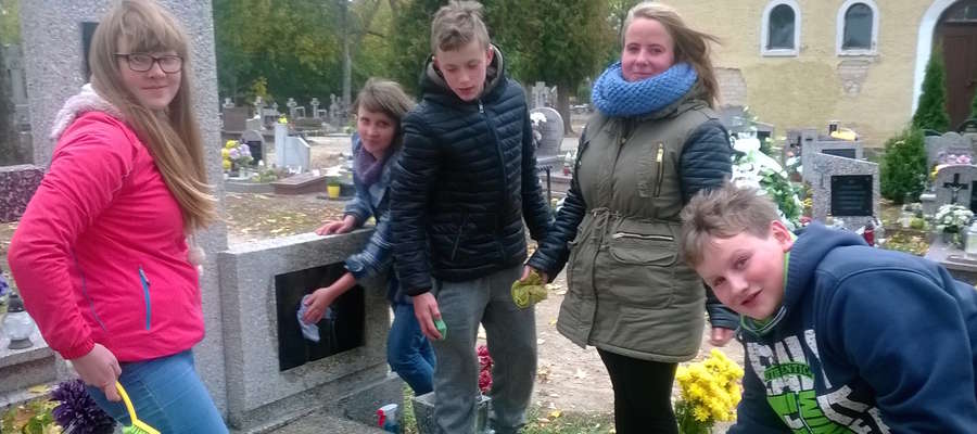 Młodzież posprzątała grób Albina Nowickiego