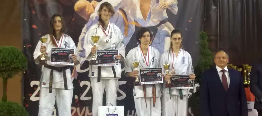 Pierwsza z lewej Adrianna Mrówka (Bartoszycki Klub Kyokushin Karate), młodzieżowa wicemistrzyni Polski
