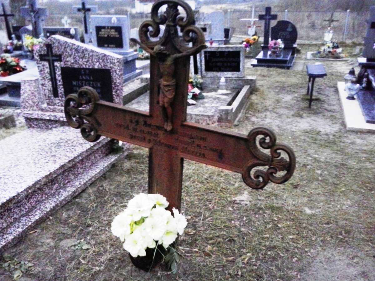 Cmentarz w Klewkach koło Olsztyna. August Hinzmann (1847-1891) był Polakiem. Spoczywający na tym samym cmentarzu  Joachim Mateblewski (1858-1891) miał "niemiecki" nagrobek. Taki paradoks.