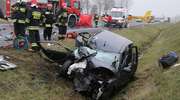 Śmiertelny wypadek na DK16 pod Olsztynem. Czołowo zderzyły się dwie osobówki, z caddy wypadł silnik