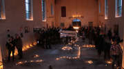 Wernisaż w kościele, przy płomykach świec