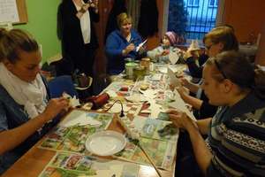 Zajęcia plastyczne w Narusie. Wykonali piękne ozdoby świąteczne
