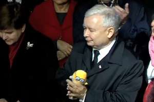 Kaczyński dostał Minionka od wyborców w Krakowie