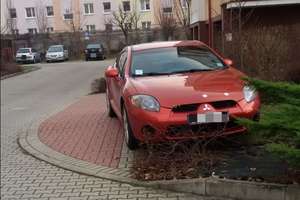 "Mistrz" parkowania przyłapany na ul. Gałczyńskiego w Olsztynie [ZDJĘCIA]