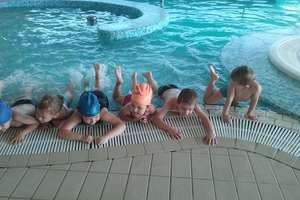 Najmłodsi z "Biedronki" aktywni na basenie