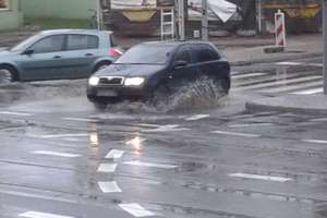 Głębokie kałuże tworzą się u zbiegu Kościuszki i Kołobrzeskiej w Olsztynie na nowej nawierzchni