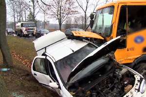 Śmiertelny wypadek z udziałem busa pod Łodzią. Jedna osoba zginęła, 19 zostało rannych