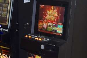 Zatrzymano dwóch 18-latków podejrzanych o włamanie do automatu do gier
