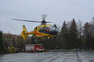 Lądowanie śmigłowca ratunkowego w centrum Olecka