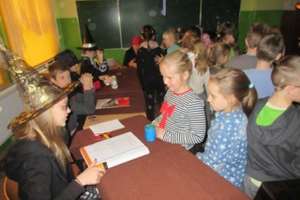 Andrzejkowe wróżby dzieci ze szkoły w Zajączkowie