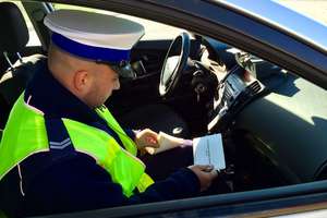 Główne grzechy kierowców i 400 mandatów. Policjanci podsumowują pierwszy tydzień ferii