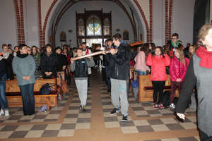 Wierni modlili się przy symbolach Światowych Dni Młodzieży