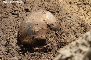Ludzkie szczątki odkopane w centrum Olsztyna czekają na nowe groby