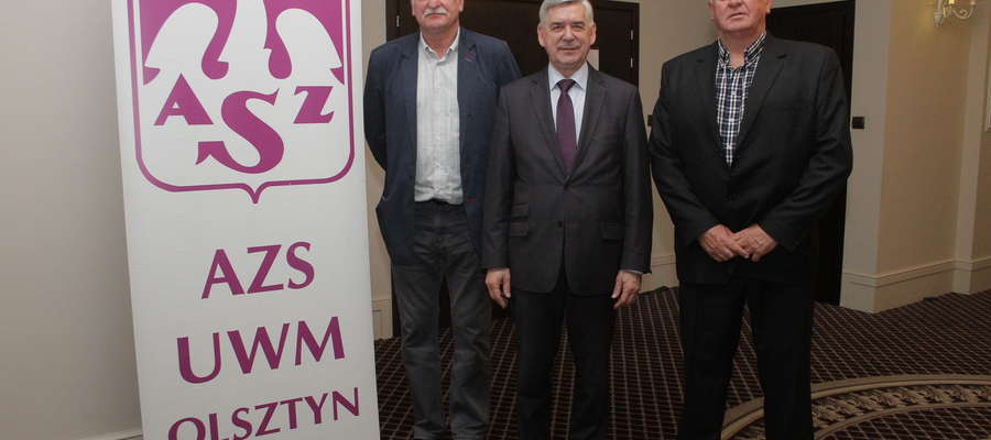 Rektor profesor Ryszard Górecki w otoczeniu siatkarskich gwiazd: z lewej Mirosław Rybaczewski, z prawej Zbigniew Lubiejewski
