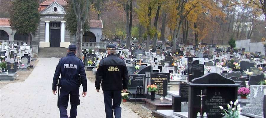 Policjanci i strażnicy miejscy patrolują cmentarze w okresie Święta Zmarłych 